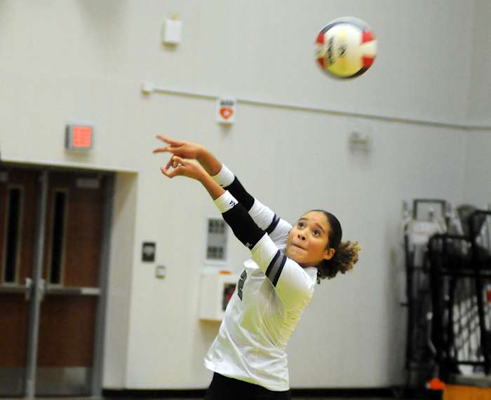 Lake Nona's Jannelise Perez receives serve against Windermere.